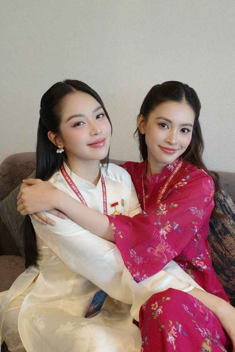 Hoa hậu Thanh Thủy, Tiểu Vy đẹp 'bất phân thắng bại' với áo dài truyền thống