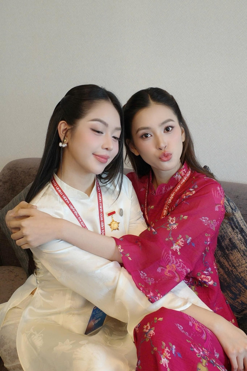 Hoa hậu Thanh Thủy, Tiểu Vy đẹp 'bất phân thắng bại' với áo dài truyền thống Hoa hậu Thanh Thủy, Tiểu Vy đẹp 'bất phân thắng bại' với áo dài truyền thống