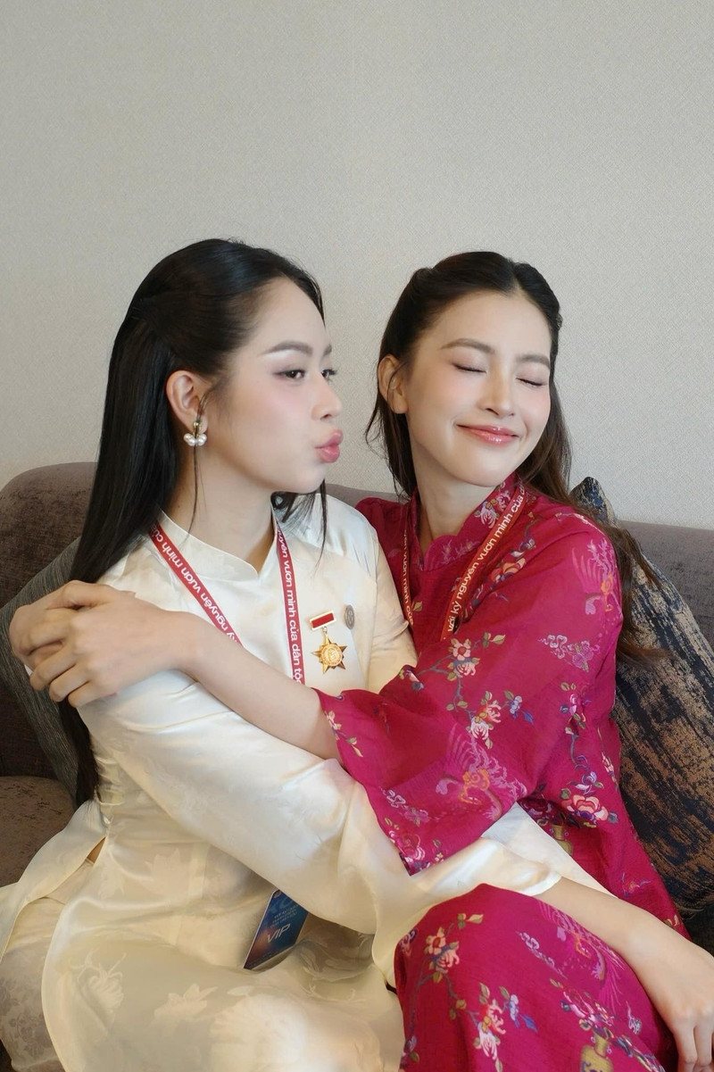 Hoa hậu Thanh Thủy, Tiểu Vy đẹp 'bất phân thắng bại' với áo dài truyền thống