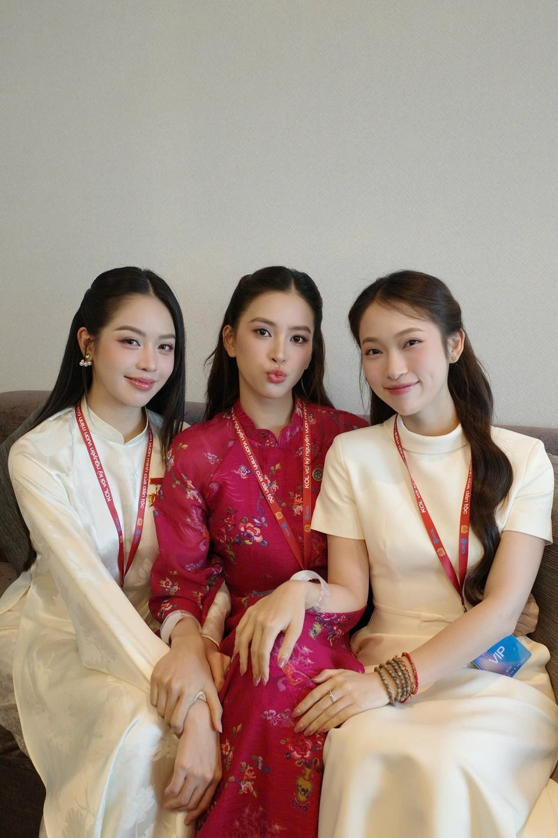 Hoa hậu Thanh Thủy, Tiểu Vy đẹp 'bất phân thắng bại' với áo dài truyền thống Hoa hậu Thanh Thủy, Tiểu Vy đẹp 'bất phân thắng bại' với áo dài truyền thống