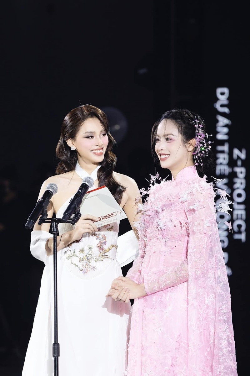 Hoa hậu Thanh Thủy, Tiểu Vy đẹp 'bất phân thắng bại' với áo dài truyền thống Hoa hậu Thanh Thủy, Tiểu Vy đẹp 'bất phân thắng bại' với áo dài truyền thống
