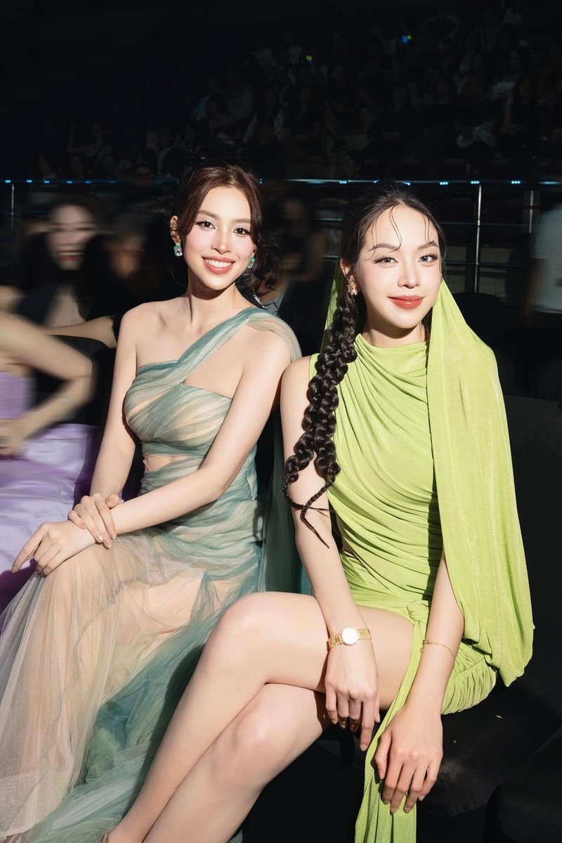 Hoa hậu Thanh Thủy, Tiểu Vy đẹp 'bất phân thắng bại' với áo dài truyền thống Hoa hậu Thanh Thủy, Tiểu Vy đẹp 'bất phân thắng bại' với áo dài truyền thống