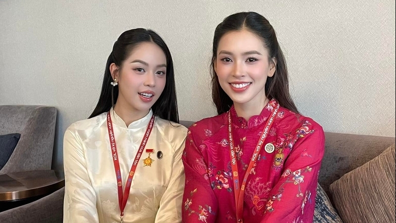 Hoa hậu Thanh Thủy, Tiểu Vy đẹp 'bất phân thắng bại' với áo dài truyền thống