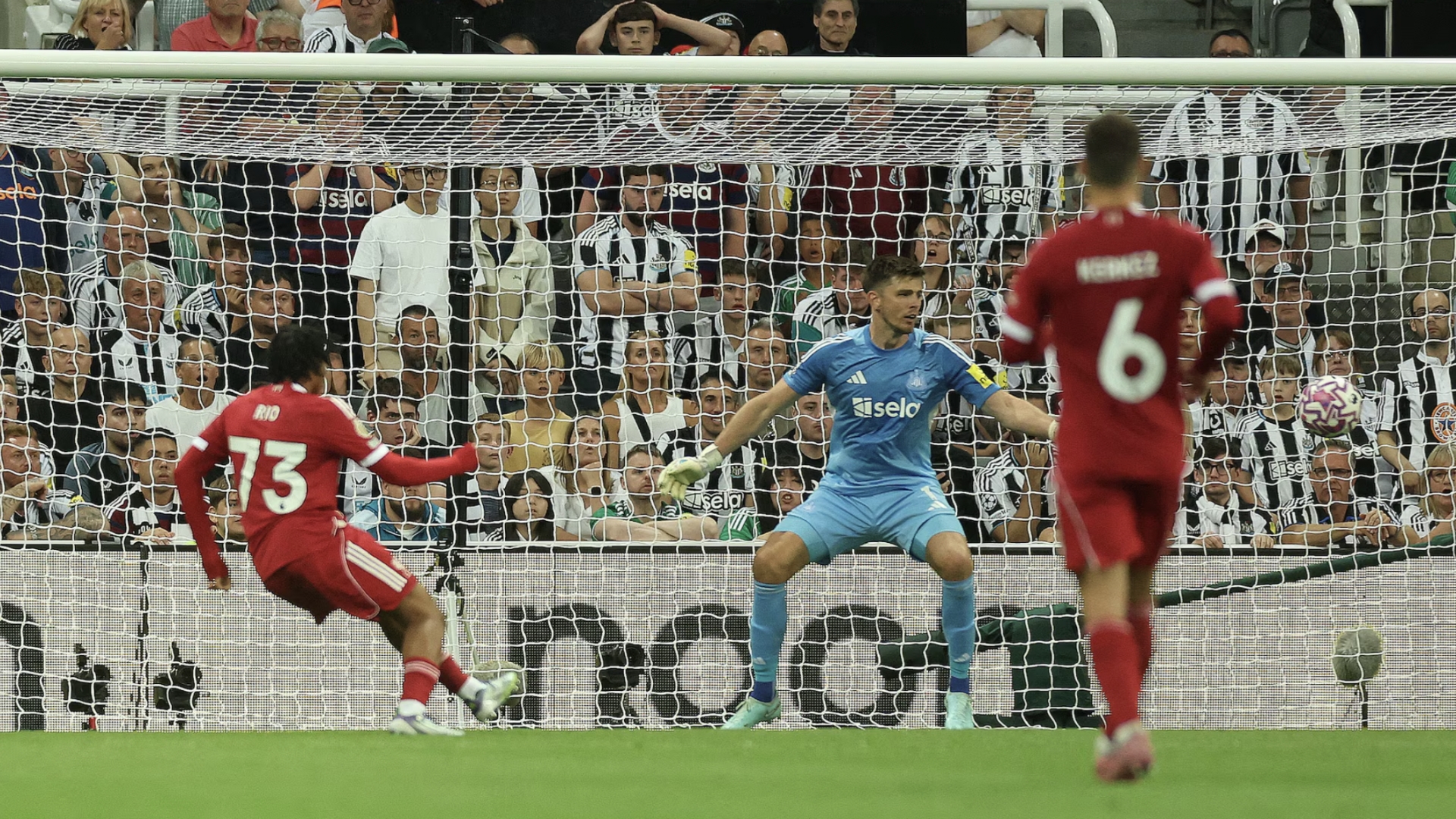 Tài năng 16 tuổi tỏa sáng phút cuối giúp Liverpool hạ Newcastle 3-2