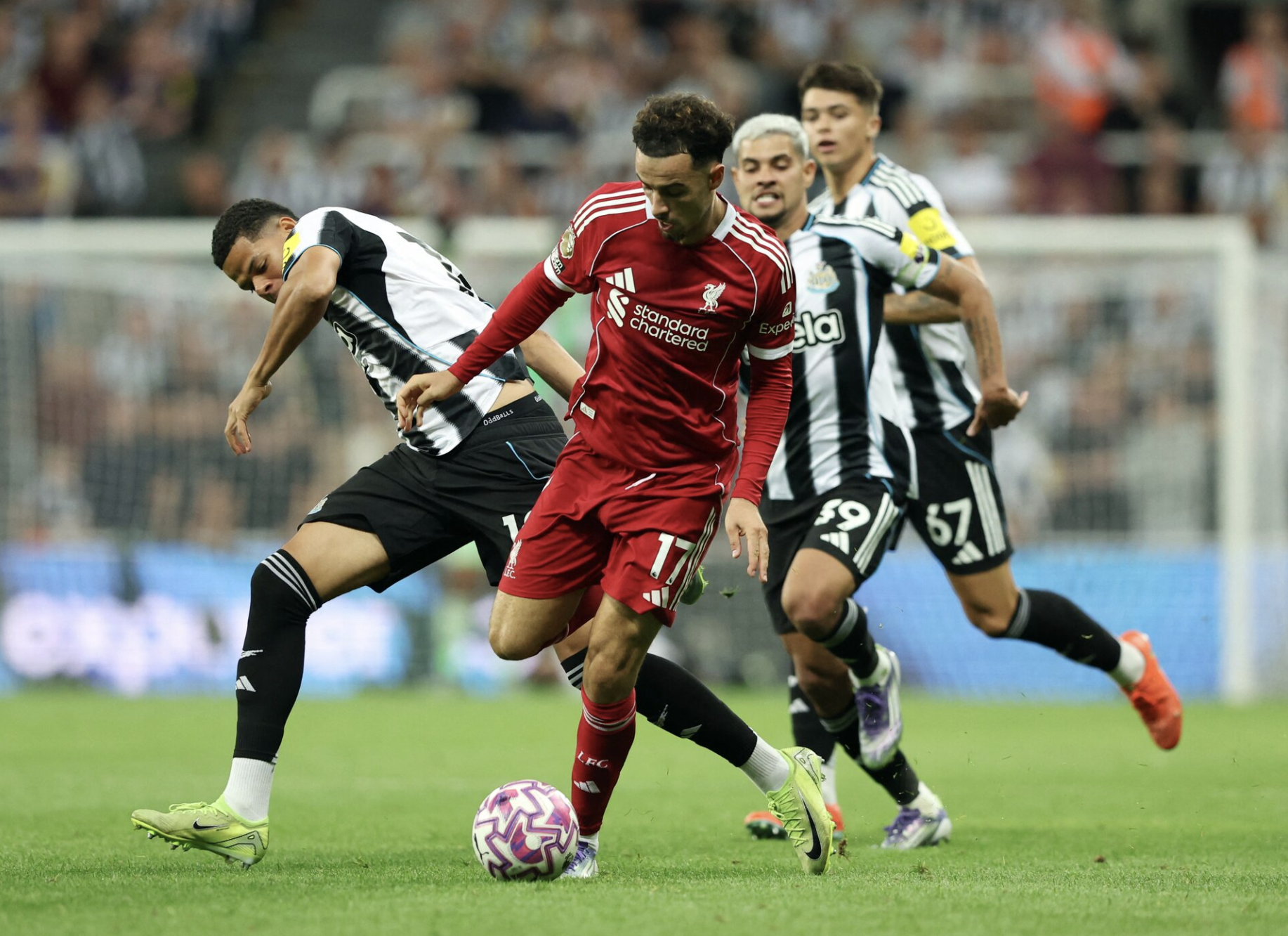 Tài năng 16 tuổi tỏa sáng phút cuối giúp Liverpool hạ Newcastle 3-2