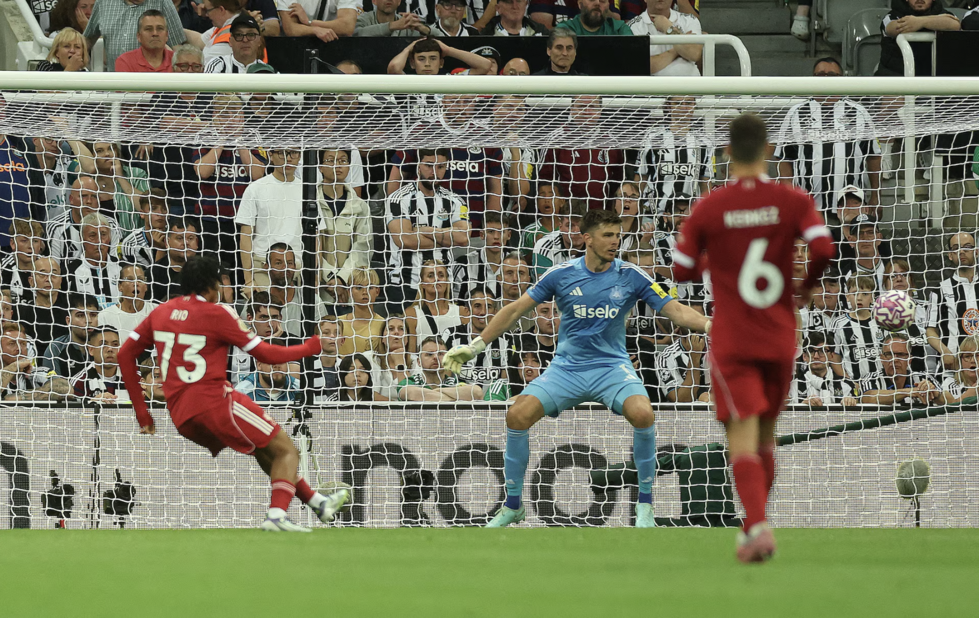 Tài năng 16 tuổi tỏa sáng phút cuối giúp Liverpool hạ Newcastle 3-2