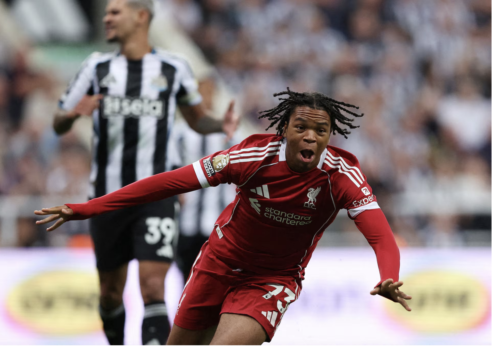 Tài năng 16 tuổi tỏa sáng phút cuối giúp Liverpool hạ Newcastle 3-2