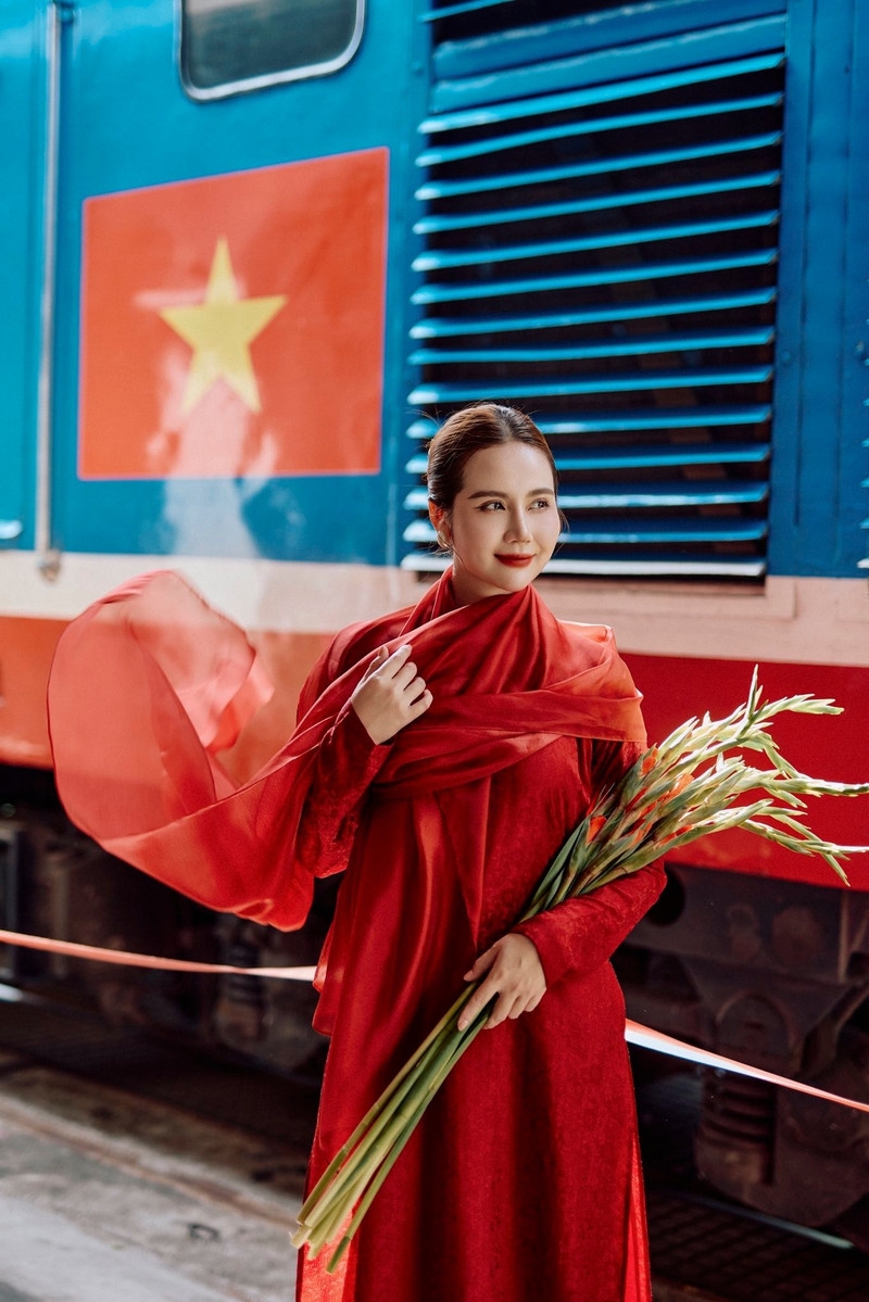 Loạt ảnh áo dài đỏ đẹp nao lòng của Huyền Lizzie