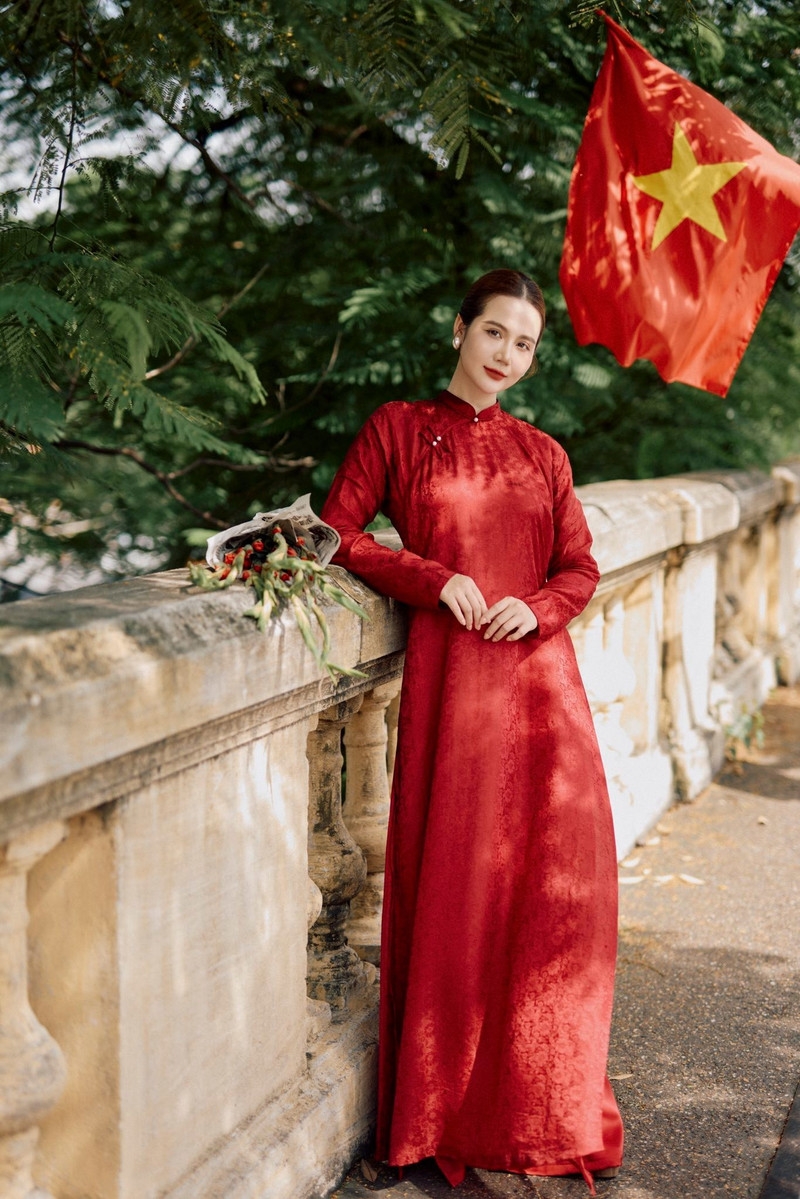 Loạt ảnh áo dài đỏ đẹp nao lòng của Huyền Lizzie