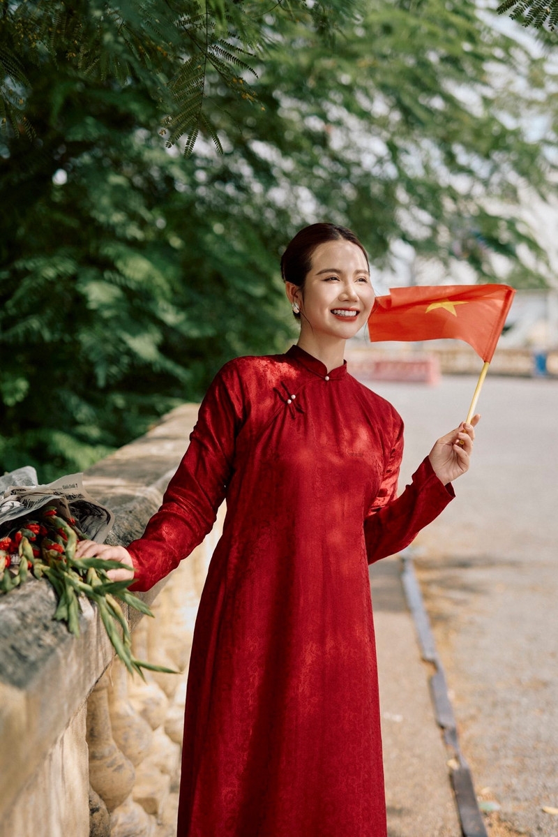 Loạt ảnh áo dài đỏ đẹp nao lòng của Huyền Lizzie