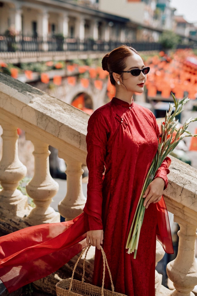 Loạt ảnh áo dài đỏ đẹp nao lòng của Huyền Lizzie