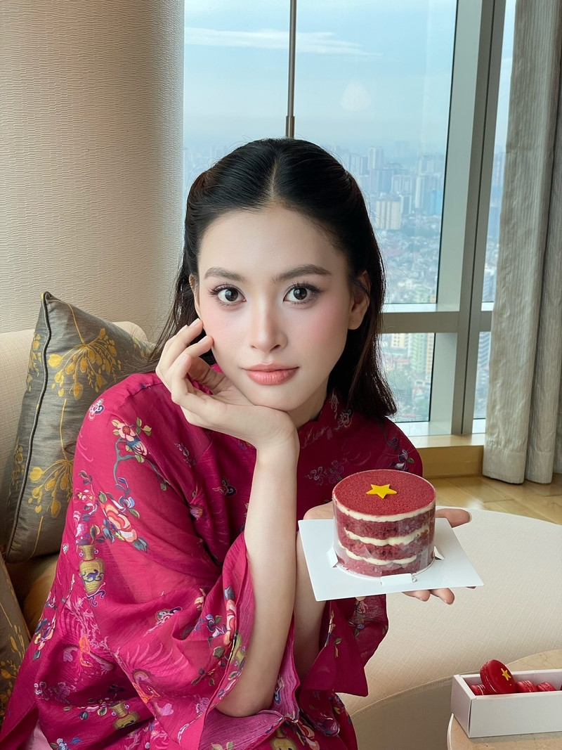 Hoa hậu Tiểu Vy, Thanh Thủy ghi điểm với hành động nhỏ mừng đại lễ A80