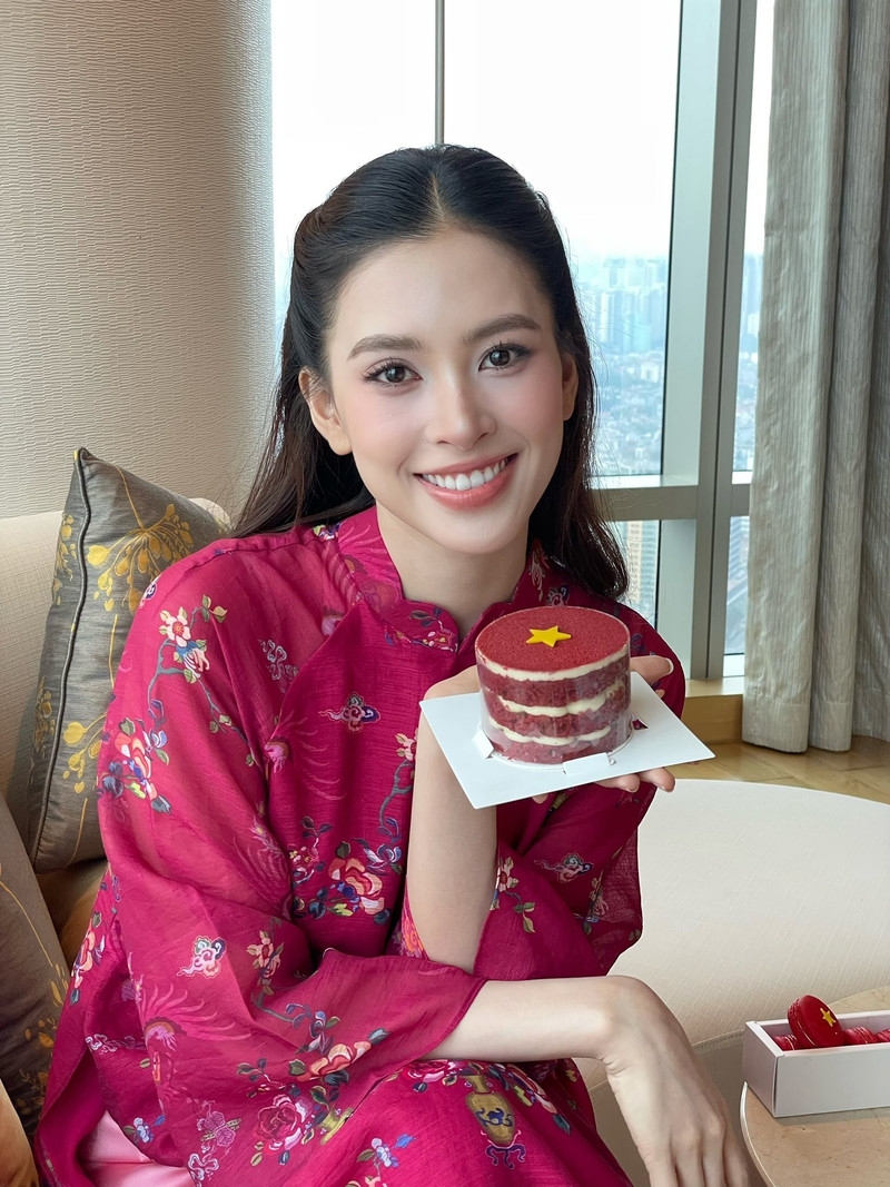 Hoa hậu Tiểu Vy, Thanh Thủy ghi điểm với hành động nhỏ mừng đại lễ A80