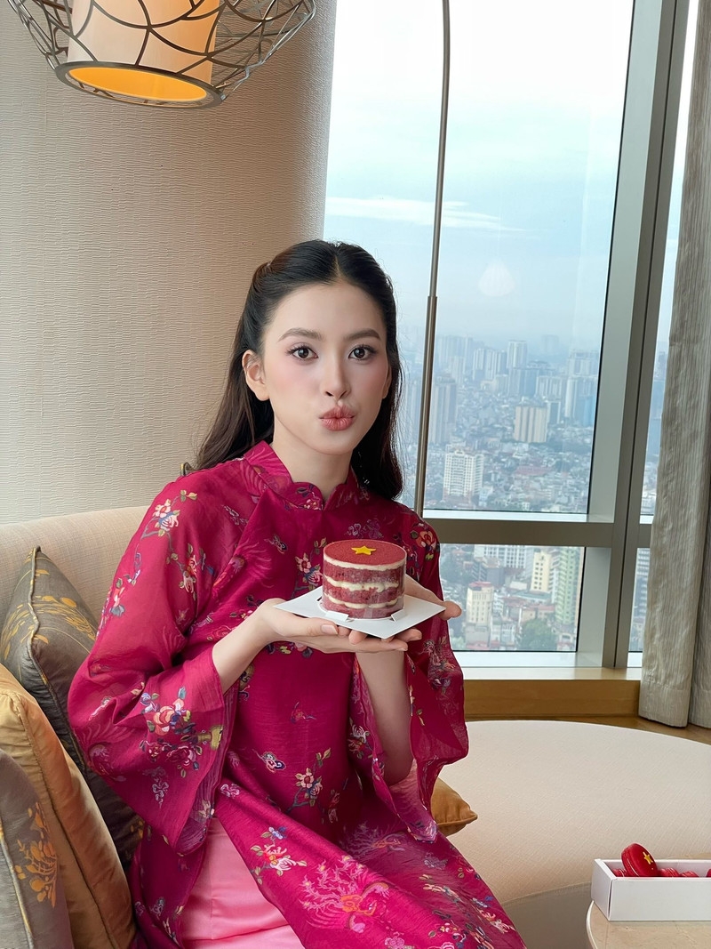 Hoa hậu Tiểu Vy, Thanh Thủy ghi điểm với hành động nhỏ mừng đại lễ A80