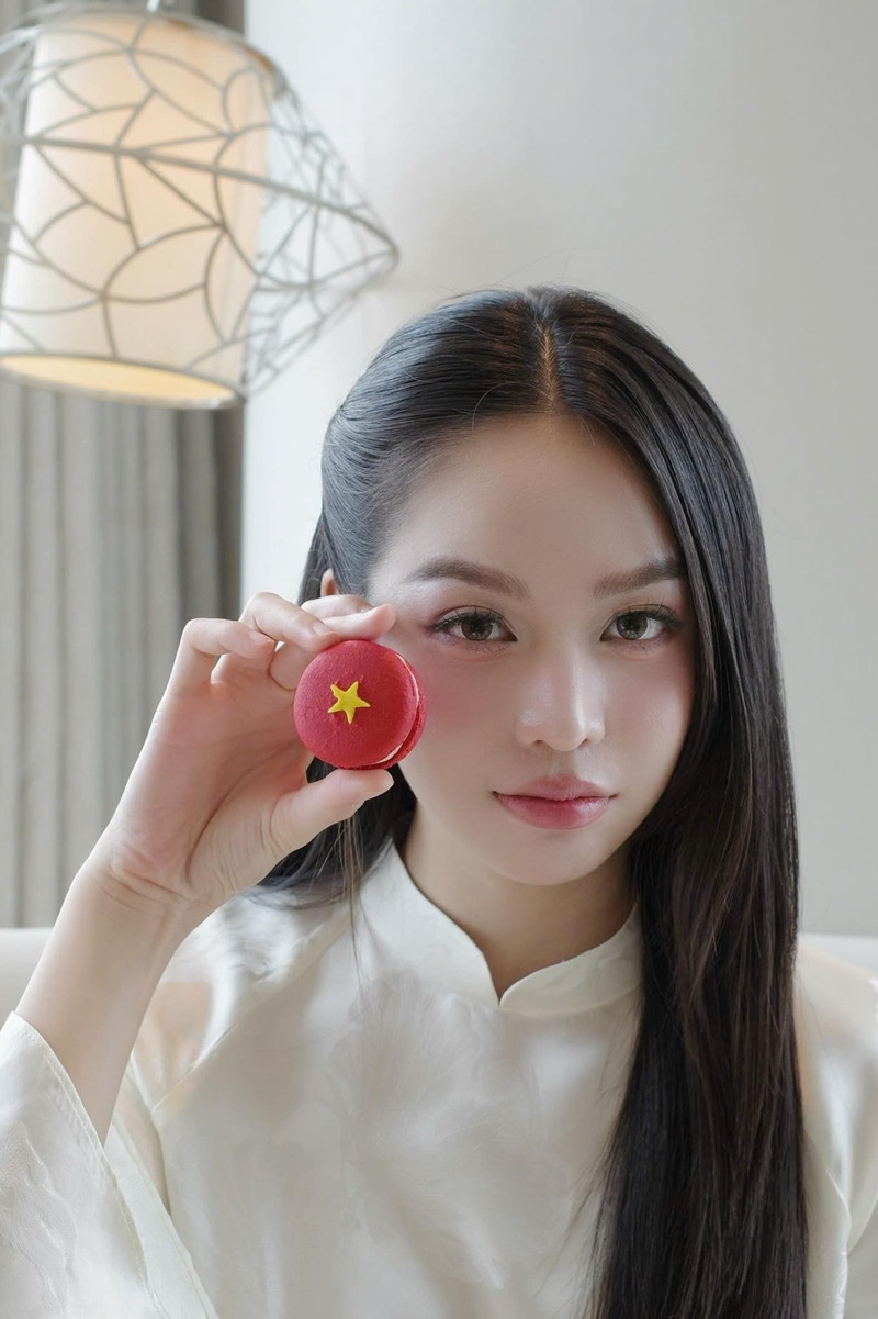 Hoa hậu Tiểu Vy, Thanh Thủy ghi điểm với hành động nhỏ mừng đại lễ A80
