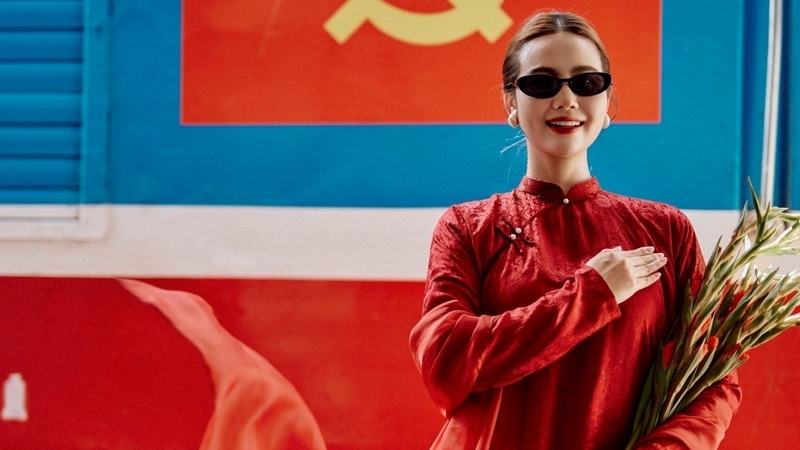 Loạt ảnh áo dài đỏ đẹp nao lòng của Huyền Lizzie