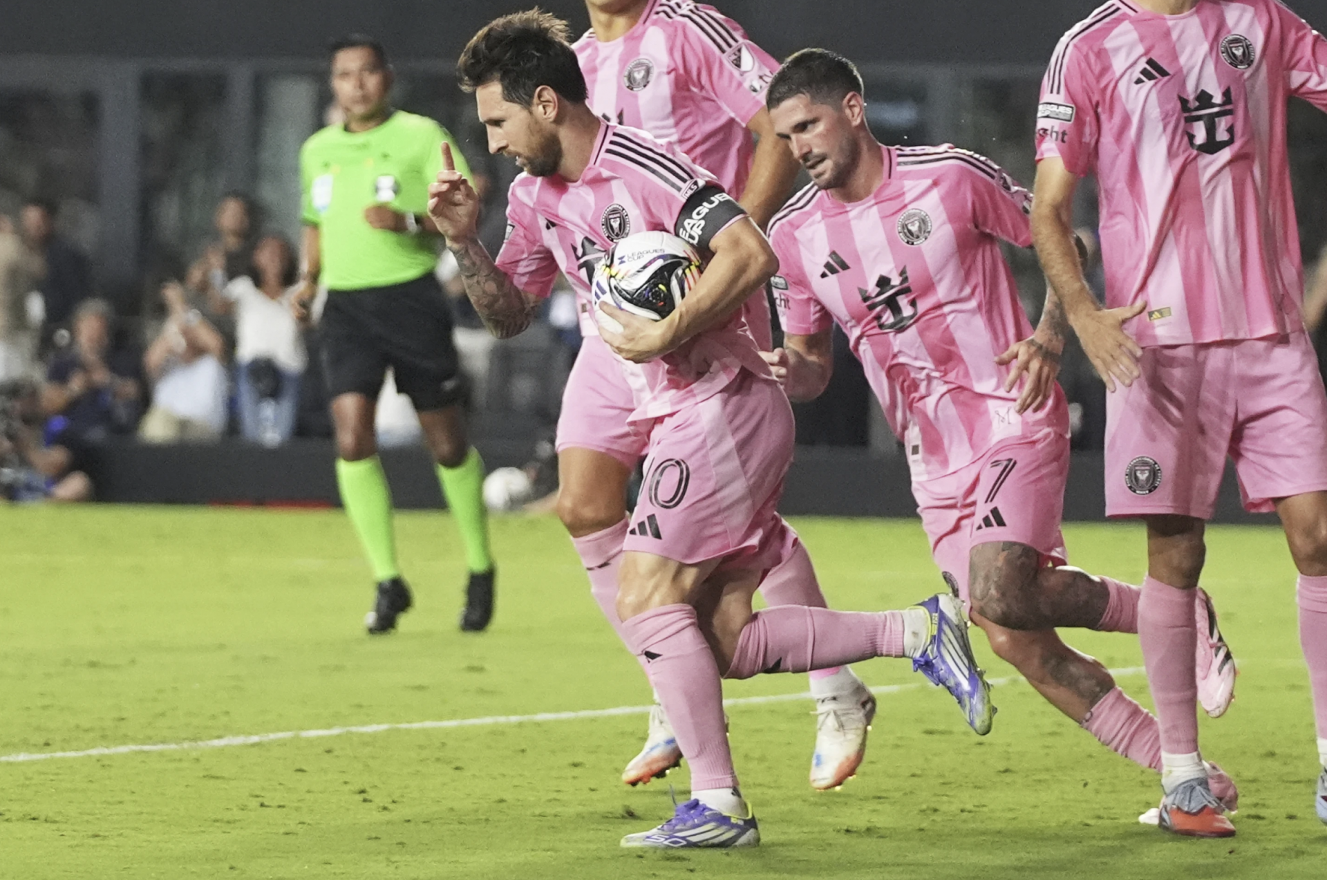 Messi lập cú đúp đưa Inter Miami vào chung kết Leagues Cup 2025