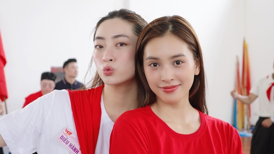 Hoa hậu Tiểu Vy "vô cùng vinh dự" tham gia diễu hành mừng đại lễ