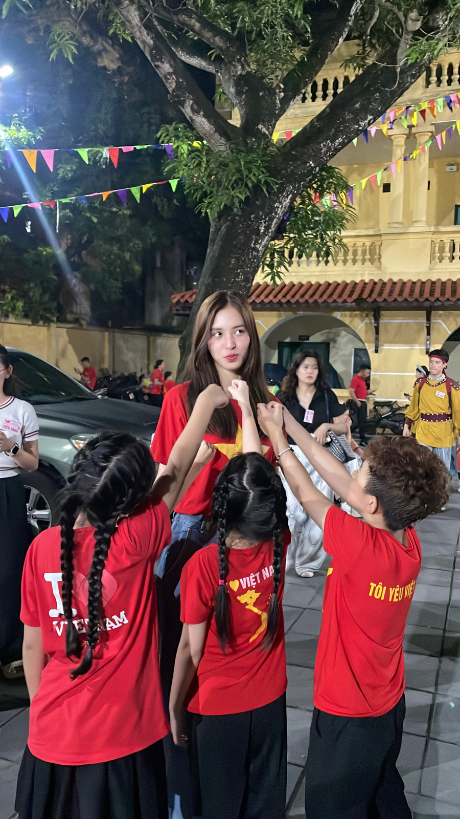 Hoa hậu Tiểu Vy "vô cùng vinh dự" tham gia diễu hành mừng đại lễ