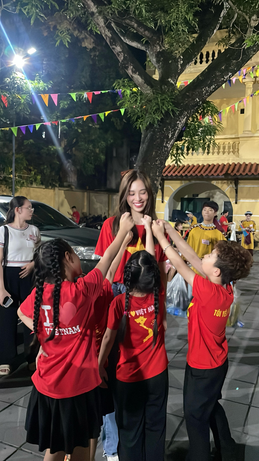 Hoa hậu Tiểu Vy "vô cùng vinh dự" tham gia diễu hành mừng đại lễ