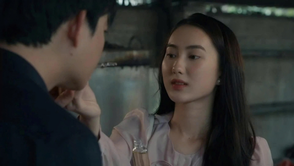 Vẻ gợi cảm, cuốn hút của diễn viên bị ghét nhất phim Dưới ô cửa sáng đèn
