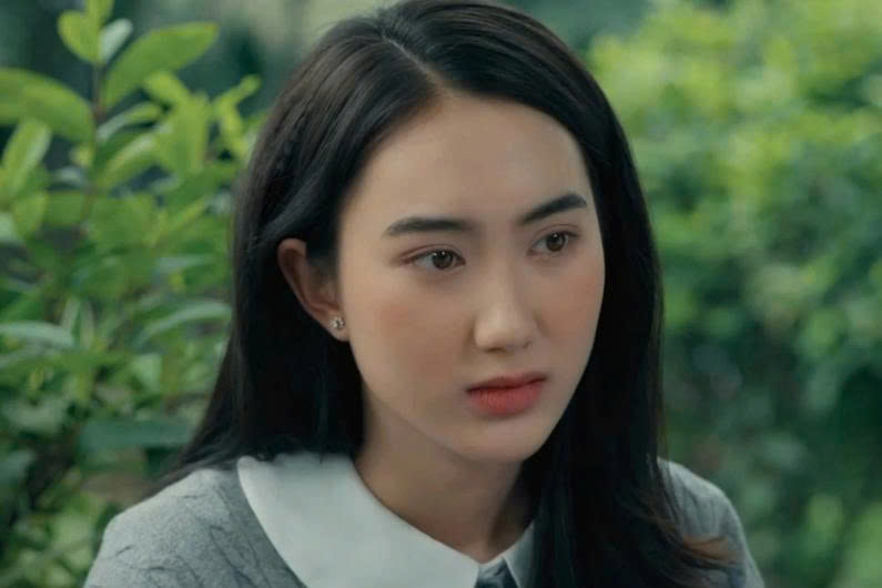Vẻ gợi cảm, cuốn hút của diễn viên bị ghét nhất phim Dưới ô cửa sáng đèn