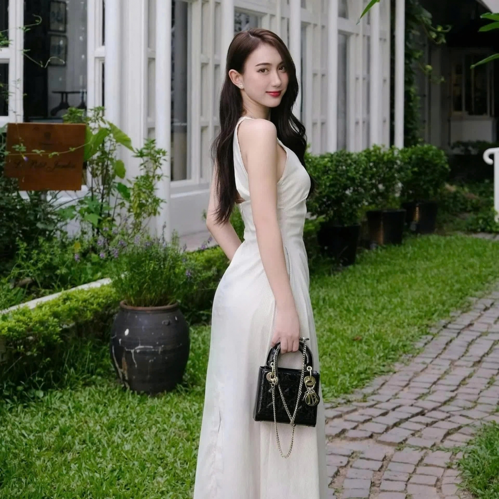 Vẻ gợi cảm, cuốn hút của diễn viên bị ghét nhất phim Dưới ô cửa sáng đèn
