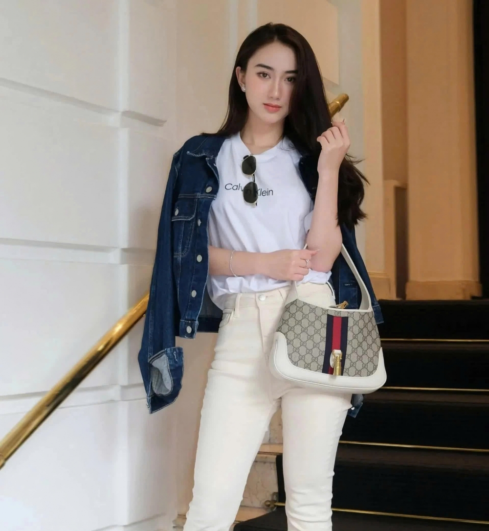 Vẻ gợi cảm, cuốn hút của diễn viên bị ghét nhất phim Dưới ô cửa sáng đèn