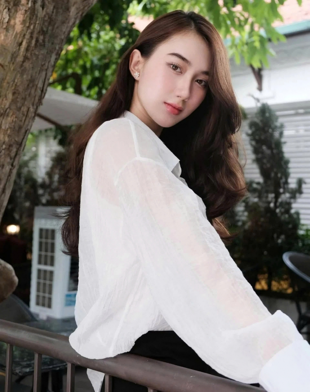 Vẻ gợi cảm, cuốn hút của diễn viên bị ghét nhất phim Dưới ô cửa sáng đèn