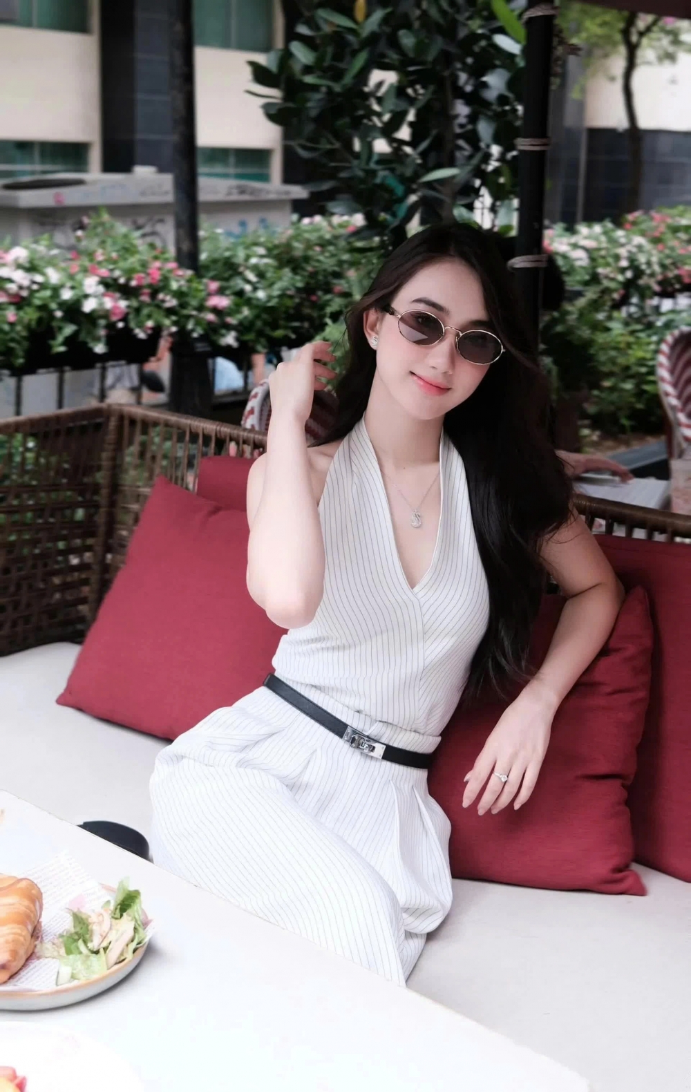 Vẻ gợi cảm, cuốn hút của diễn viên bị ghét nhất phim Dưới ô cửa sáng đèn