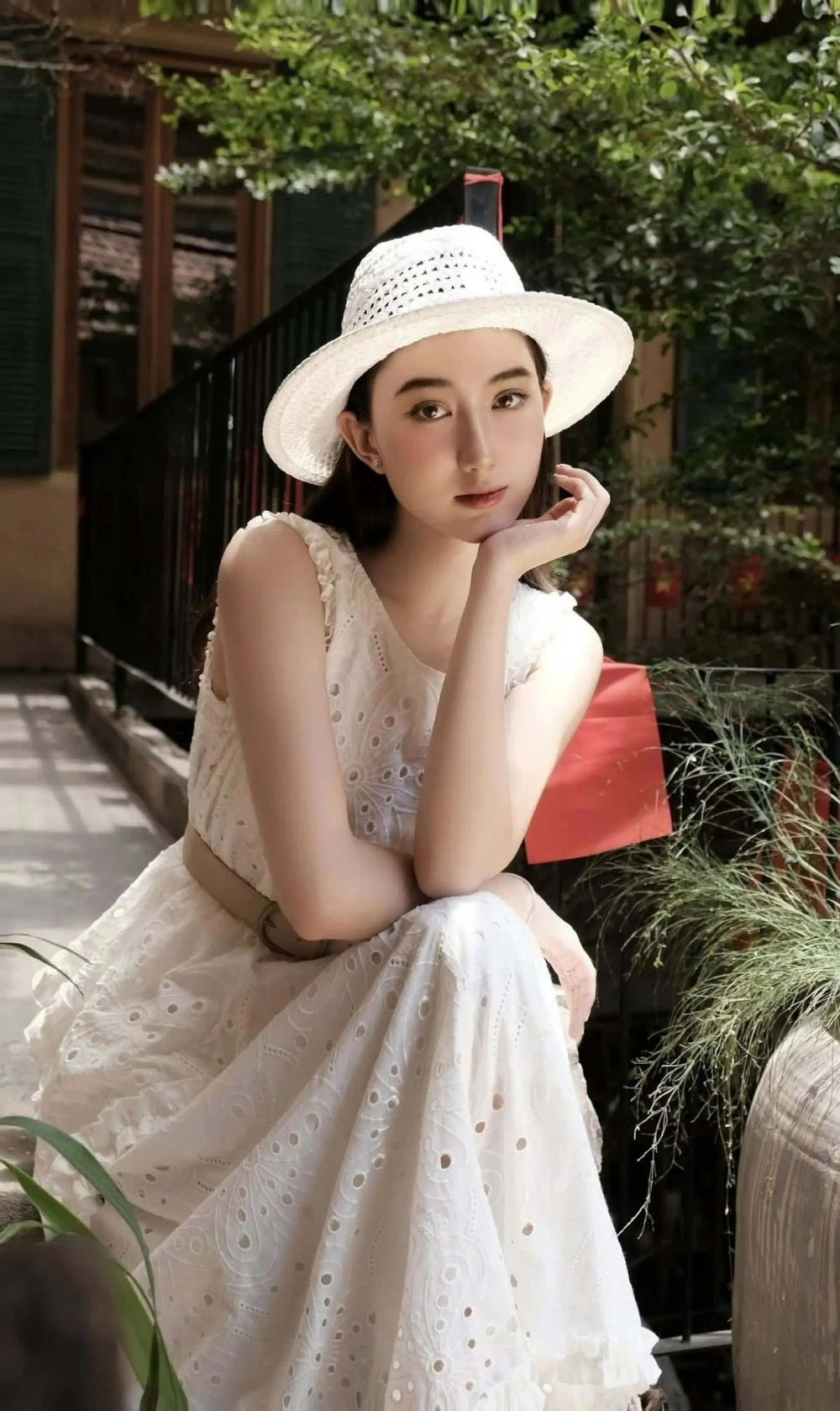Vẻ gợi cảm, cuốn hút của diễn viên bị ghét nhất phim Dưới ô cửa sáng đèn