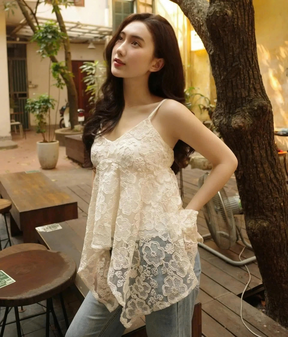 Vẻ gợi cảm, cuốn hút của diễn viên bị ghét nhất phim Dưới ô cửa sáng đèn