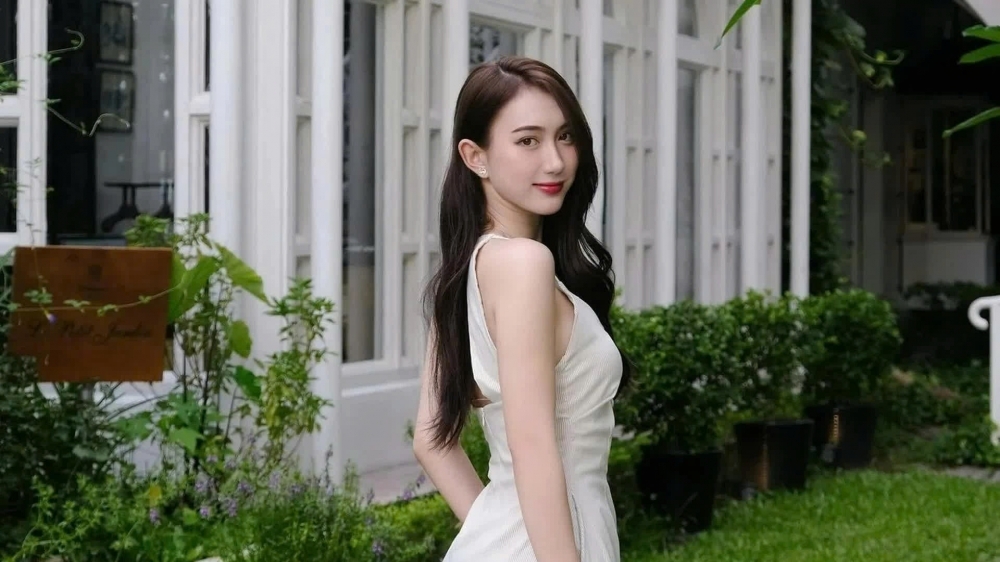 Vẻ gợi cảm, cuốn hút của diễn viên bị ghét nhất phim Dưới ô cửa sáng đèn