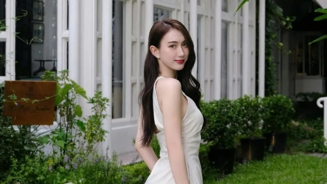 Vẻ gợi cảm, cuốn hút của diễn viên bị ghét nhất phim Dưới ô cửa sáng đèn