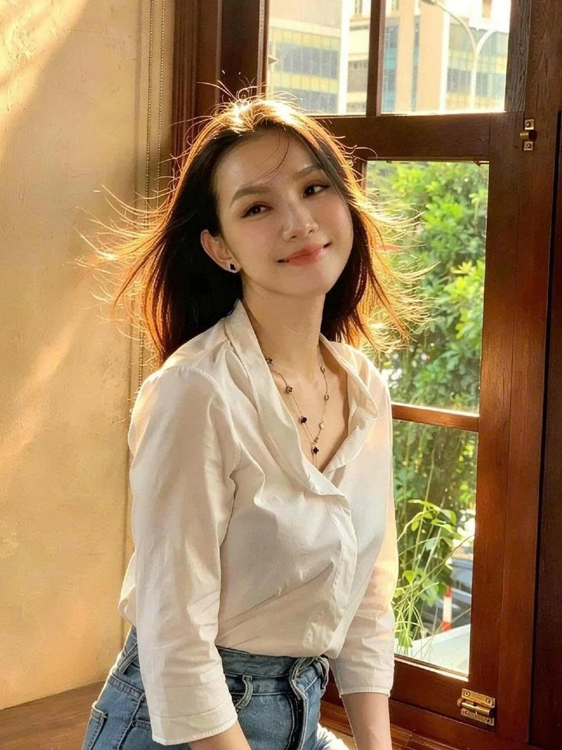 Sao Việt: Lý Nhã Kỳ khoe nhan sắc ngọt ngào, Thùy Lâm hack tuổi với sơ mi trắng
