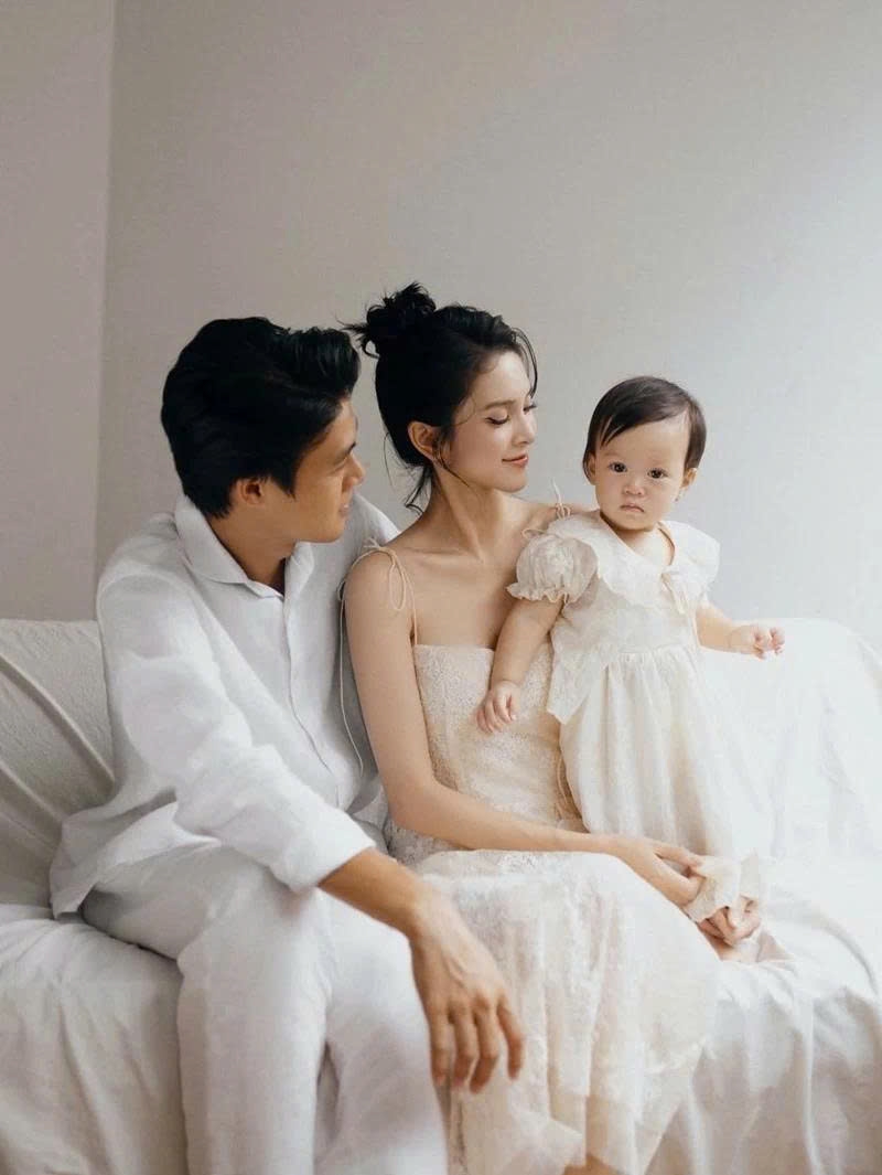 Sao Việt: Lý Nhã Kỳ khoe nhan sắc ngọt ngào, Thùy Lâm hack tuổi với sơ mi trắng