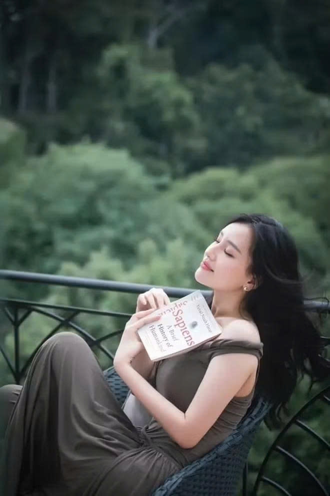 Thói quen đọc sách từ nhỏ của Hoa hậu Mai Phương Thúy