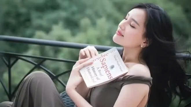 Thói quen đọc sách từ nhỏ của Hoa hậu Mai Phương Thúy
