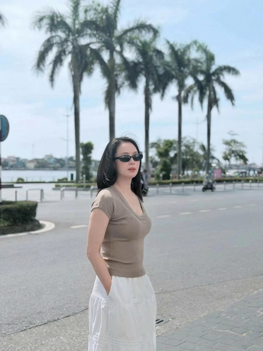 Sao Việt: Hồng Diễm ngọt ngào xuống phố, Nhã Phương đăng ảnh gợi cảm