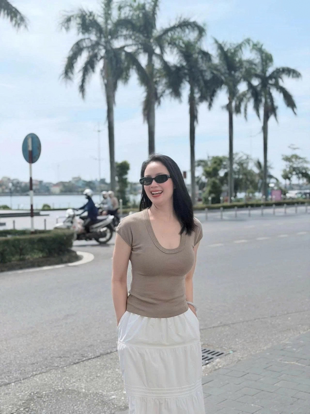 Sao Việt: Hồng Diễm ngọt ngào xuống phố, Nhã Phương đăng ảnh gợi cảm