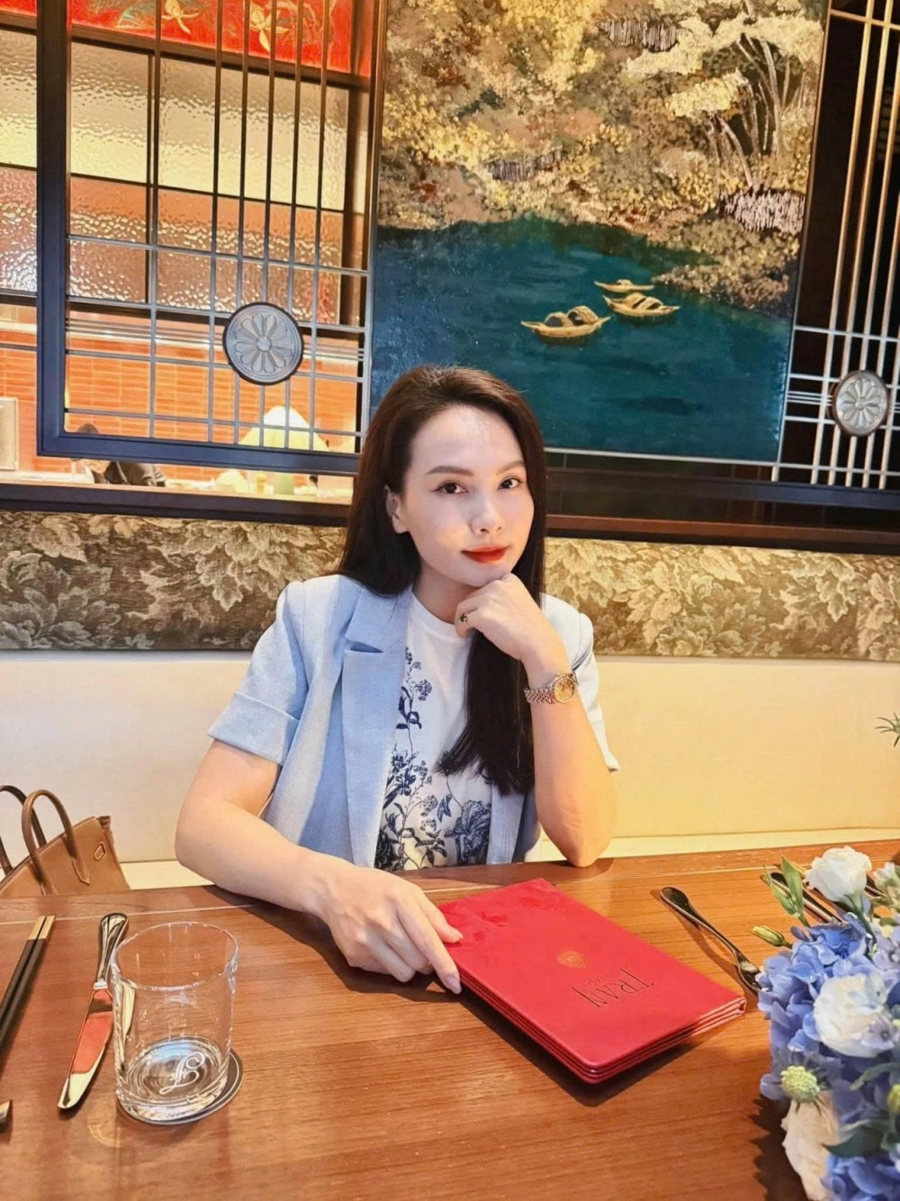 Sao Việt: Hồng Diễm ngọt ngào xuống phố, Nhã Phương đăng ảnh gợi cảm