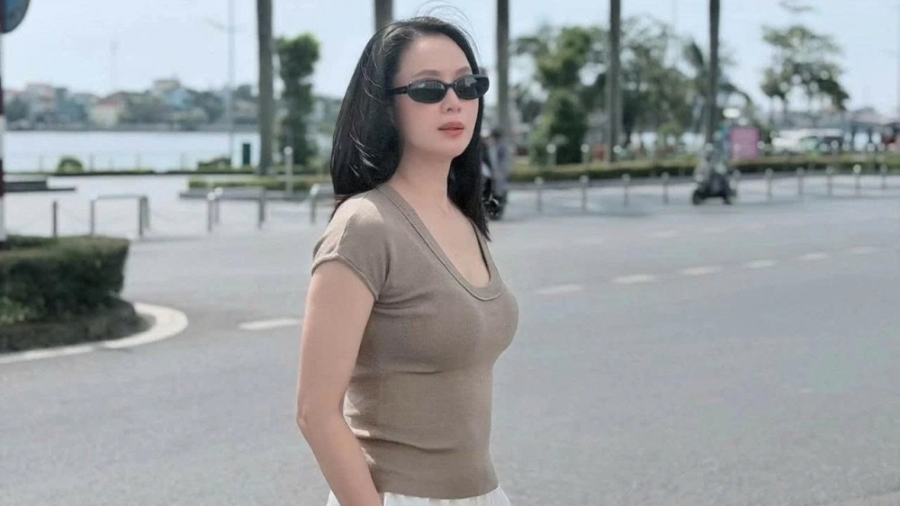Sao Việt: Hồng Diễm ngọt ngào xuống phố, Nhã Phương đăng ảnh gợi cảm