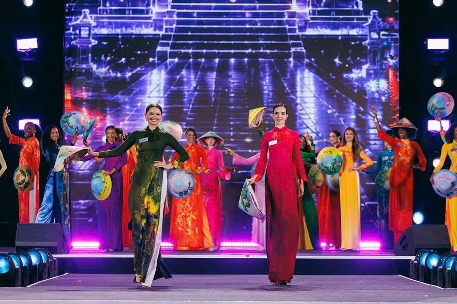 111 thí sinh Miss World trình diễn áo dài nổi bật ở Vịnh Hạ Long