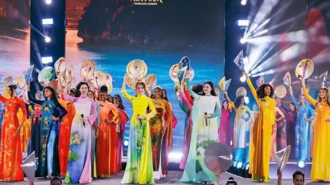 111 thí sinh Miss World trình diễn áo dài nổi bật ở Vịnh Hạ Long