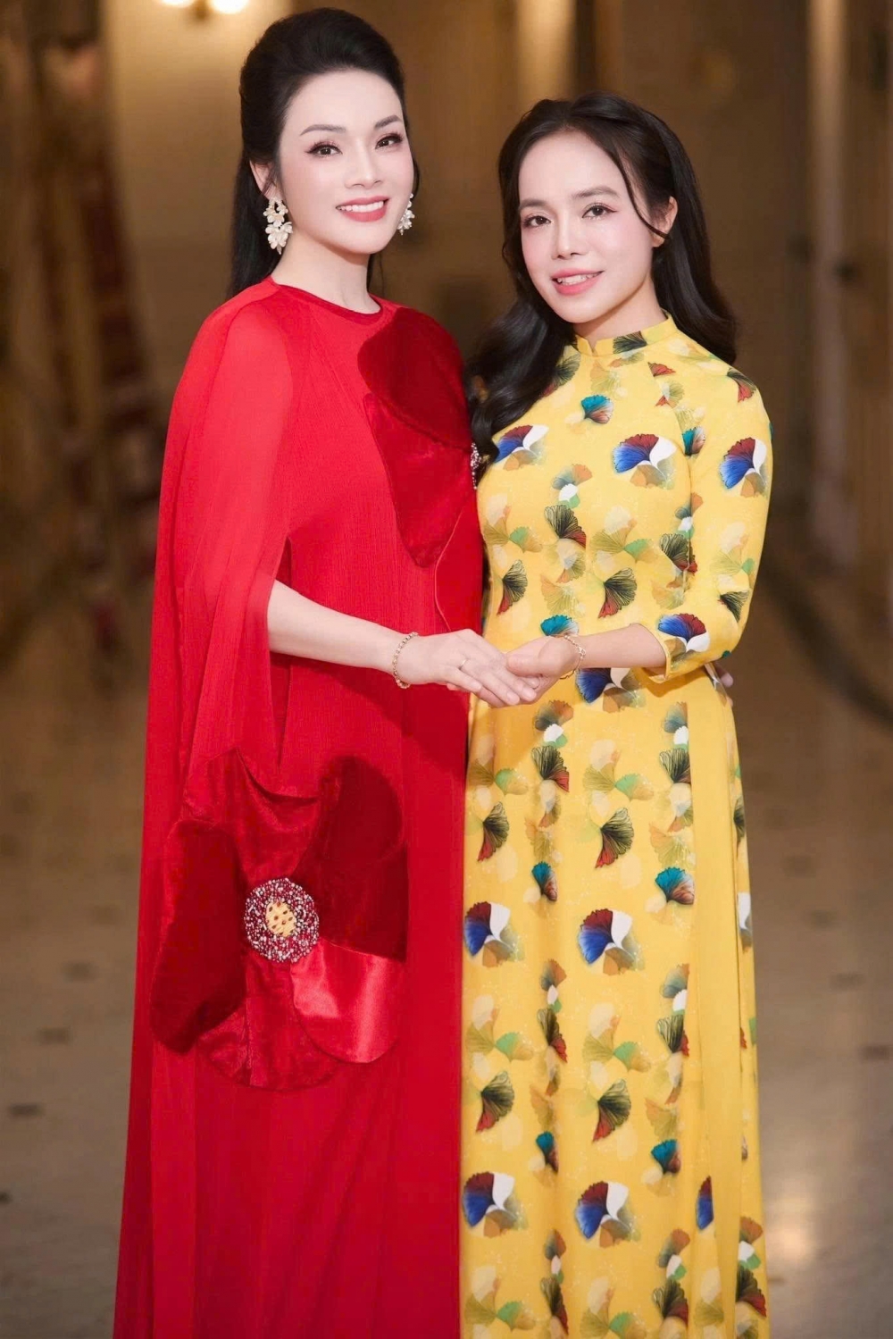 Sao Việt: Ca sĩ Phương Linh vai trần gợi cảm, diễn viên Phương Anh Đào đẹp mặn mà
