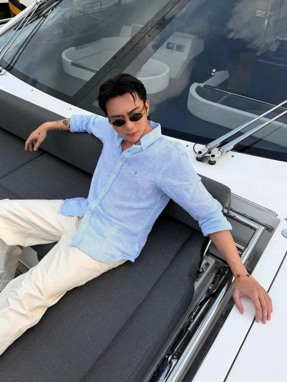 Sao Việt: Ca sĩ Phương Linh vai trần gợi cảm, diễn viên Phương Anh Đào đẹp mặn mà
