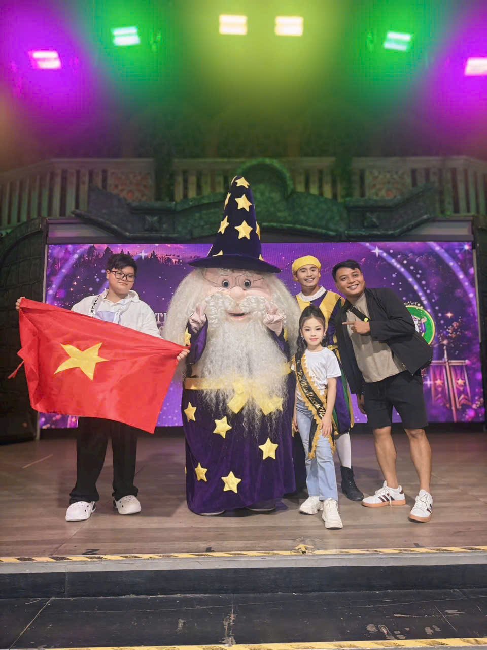 Đoàn Ngọc Gia Bảo nhận sash Việt Nam tại Little Mister Universe 2026