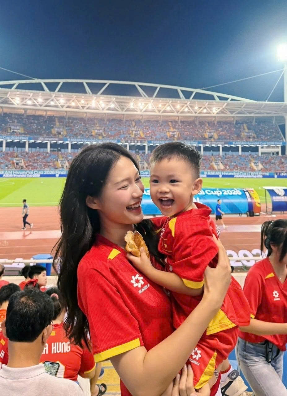 Ngắm nhan sắc rạng rỡ của bà xã cầu thủ Đoàn Văn Hậu