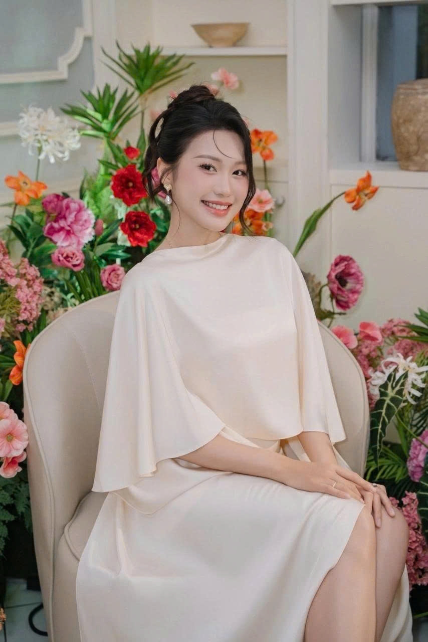 Ngắm nhan sắc rạng rỡ của bà xã cầu thủ Đoàn Văn Hậu