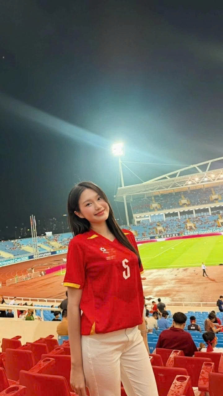 Ngắm nhan sắc rạng rỡ của bà xã cầu thủ Đoàn Văn Hậu